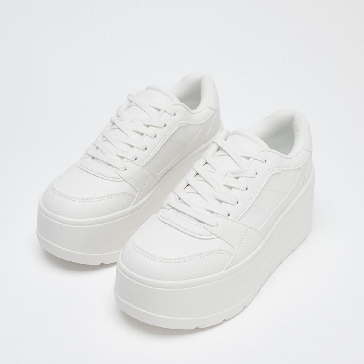 プラットフォームスニーカー