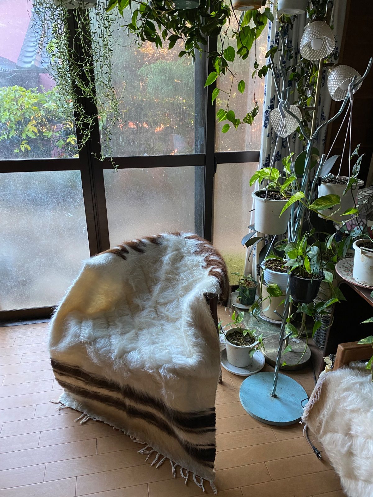 上古いアンゴラ山羊のモヘ100で織られたシイルトバッタニイェ3色楽しめる ヴィンテージ トルコより直輸入卸売価格 モフモフ暖かくてインテリアにもお洒落 車やキャンプにも ソファやベッドの下にも 踏み心地抜群 とにかく便利で重宝なシイルトバッタニイェ