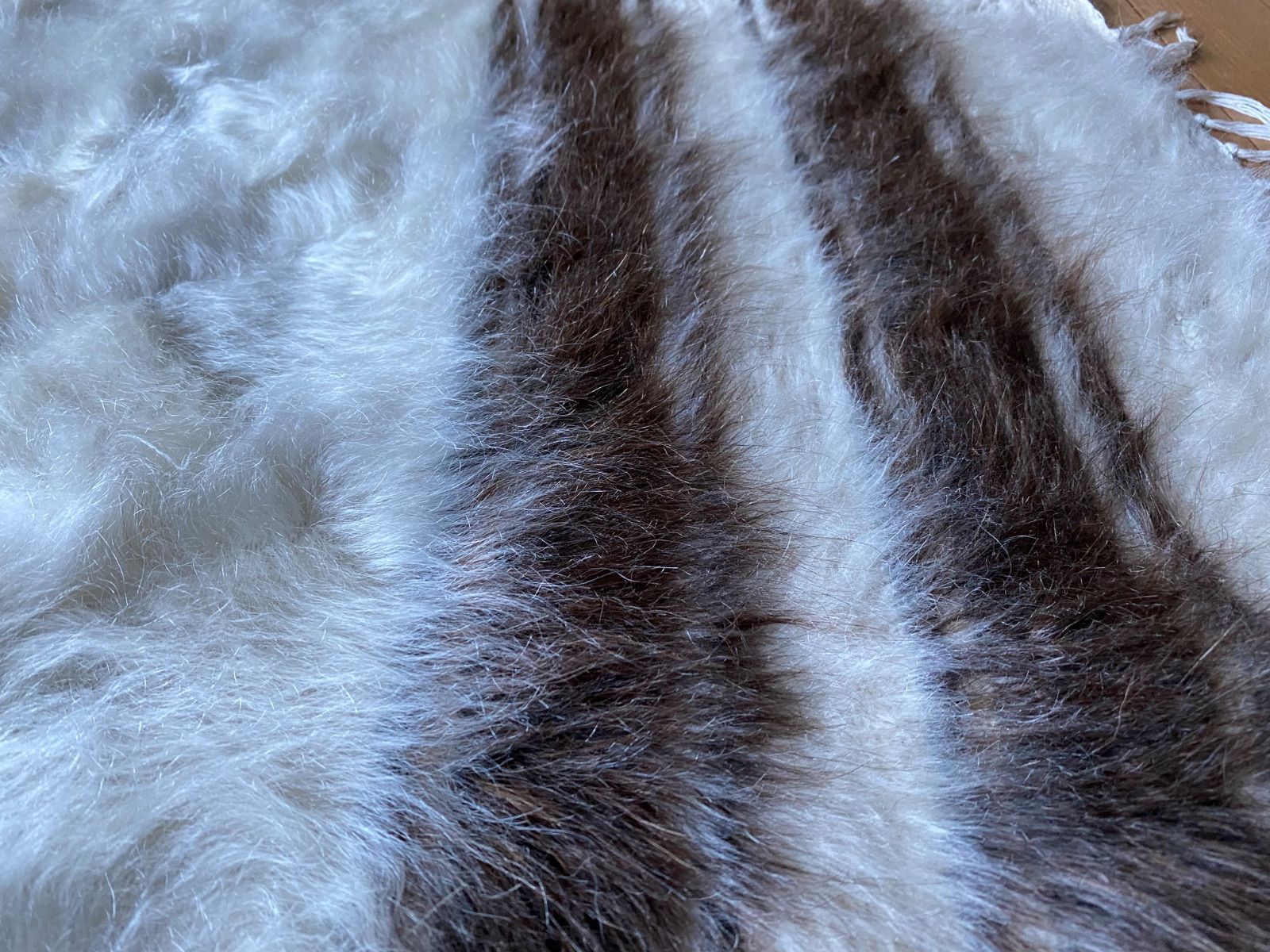 上古いアンゴラ山羊のモヘ100で織られたシイルトバッタニイェ3色楽しめる ヴィンテージ トルコより直輸入卸売価格 モフモフ暖かくてインテリアにもお洒落 車やキャンプにも ソファやベッドの下にも 踏み心地抜群 とにかく便利で重宝なシイルトバッタニイェ MARWIL-DEMENAGEMENTS_CH