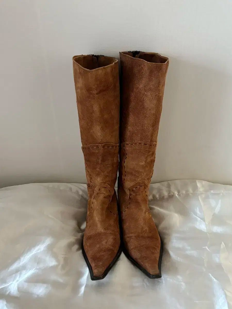 スウェード スティレット トゥー ブーツ