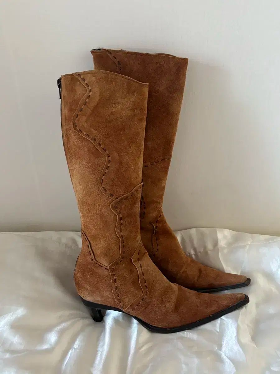 スウェード スティレット トゥー ブーツ