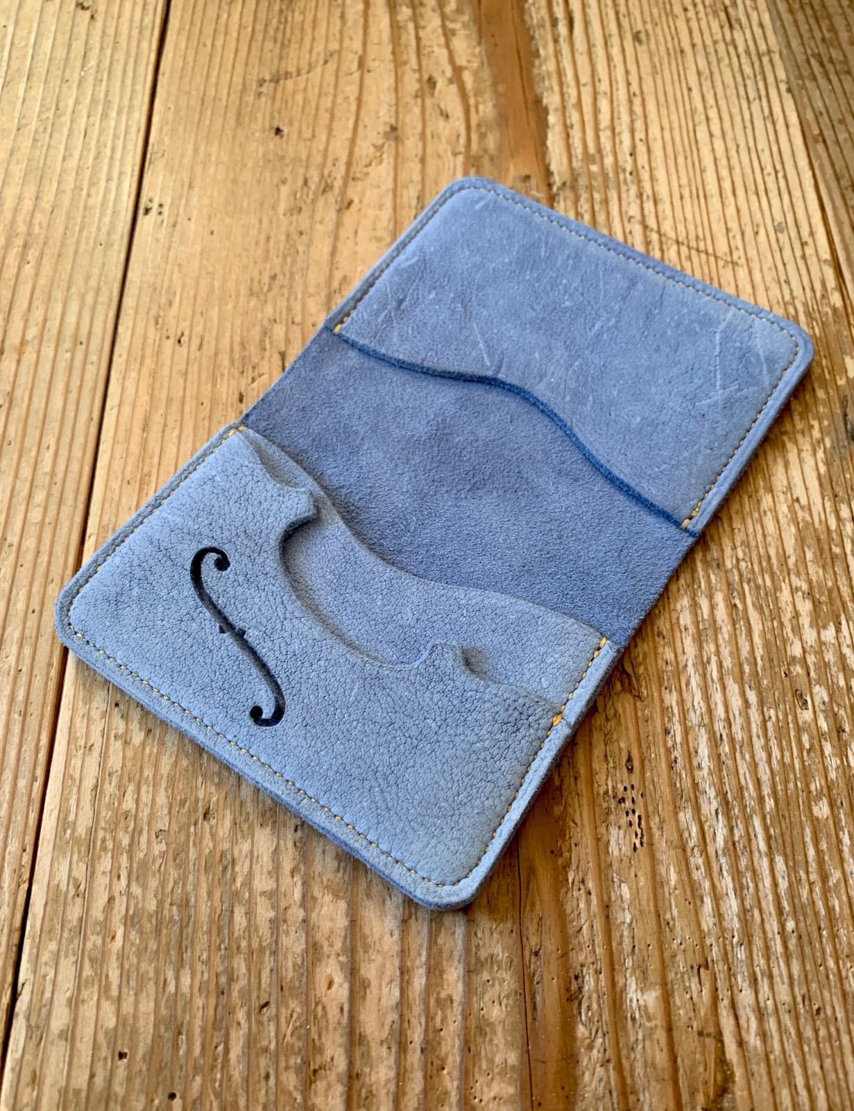 手縫いで創った革製の名刺入れ Abbraccio