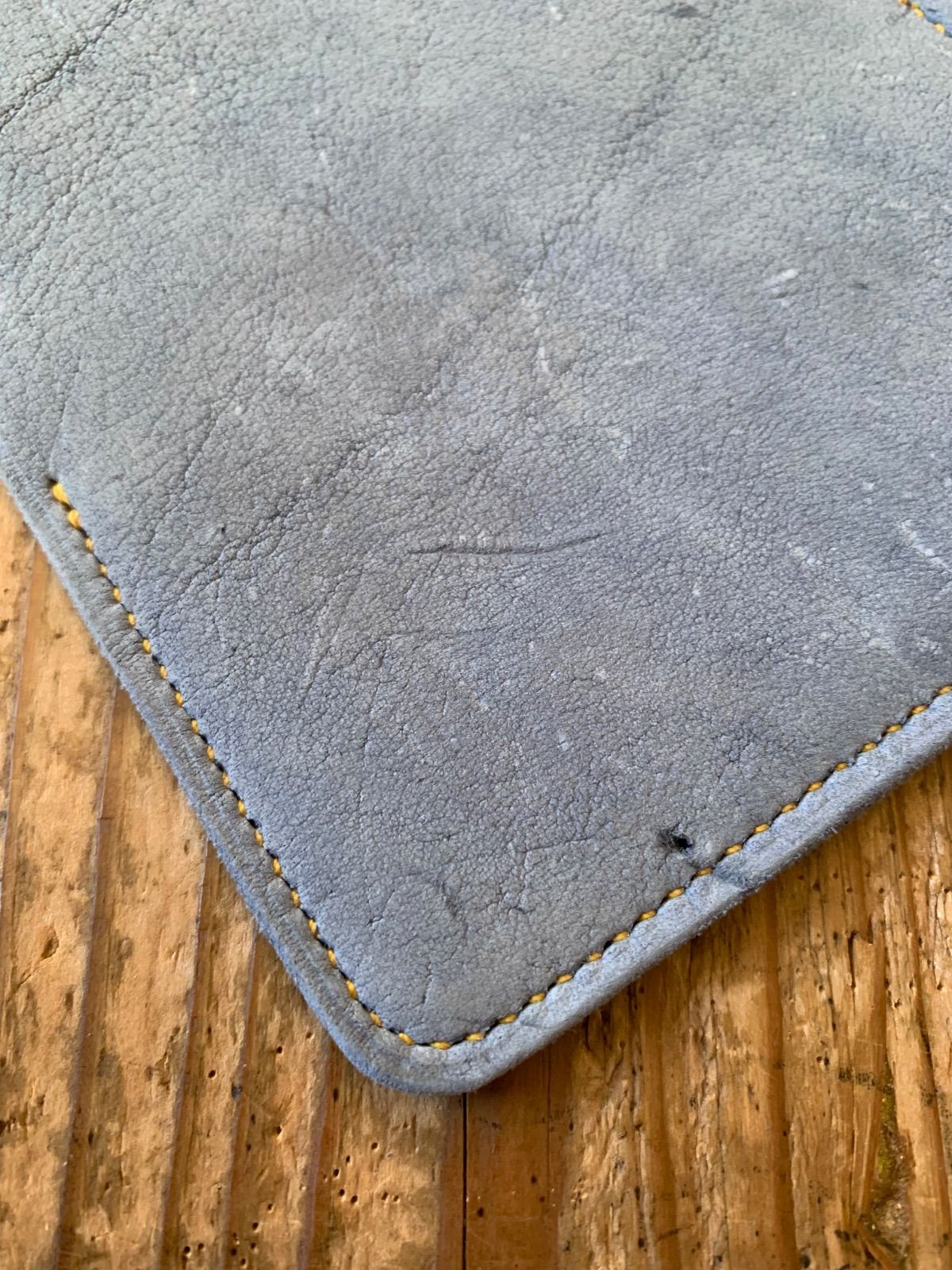 手縫いで創った革製の名刺入れ Abbraccio