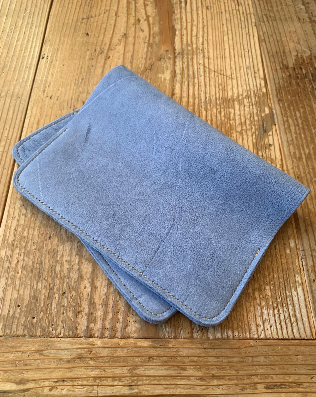 手縫いで創った革製のブックカバー