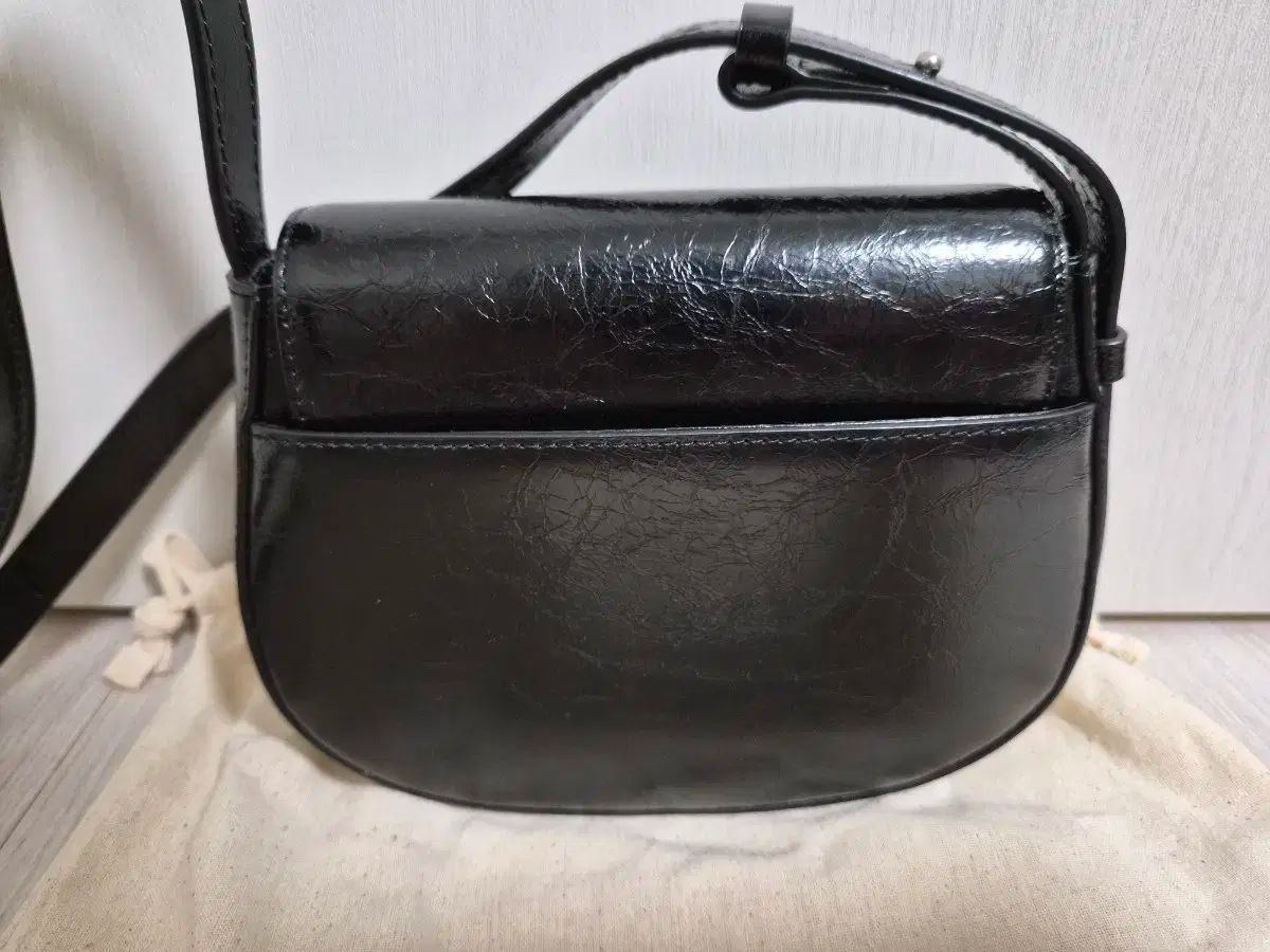 オストカーカ カデル ミニ サドル ブラック バッグ