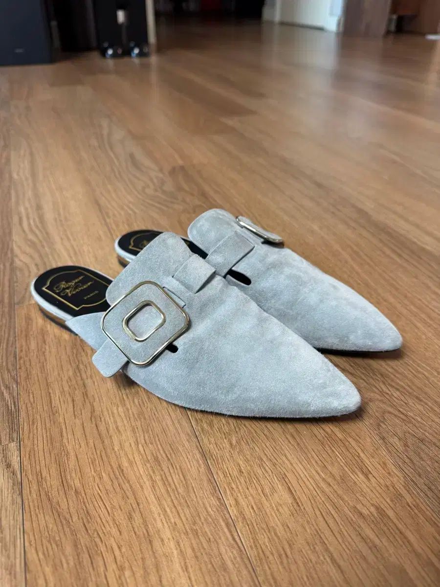 ゴール D ロジャー ビビスウェードスリッパミュール