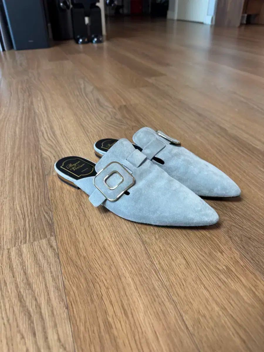 ゴール D ロジャー ビビスウェードスリッパミュール