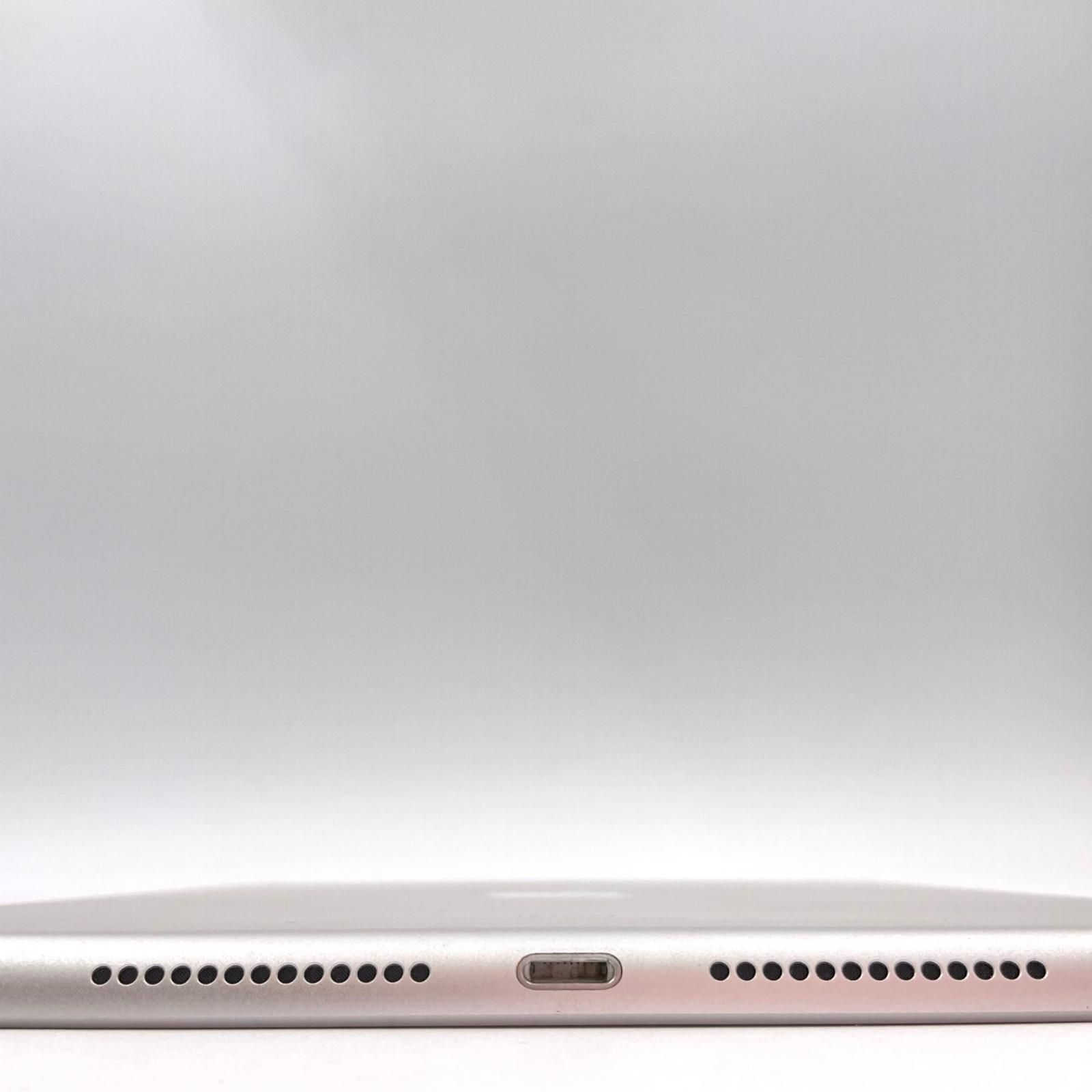  Apple iPad 第8世代 32 GB シルバー WiFi Cellular docomo 白ロム iPad本体 タブレット