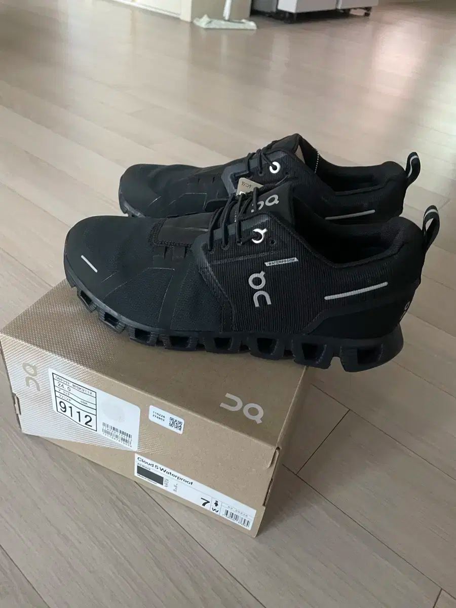 オン ランニング クラウド 5 ウォータープルーフ 240 サイズ