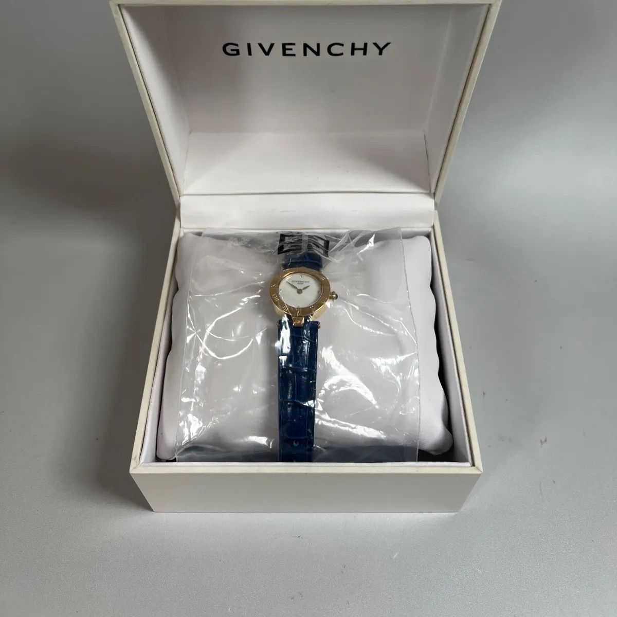 ✨高級モデル✨GIVENCHY レディース 腕時計 4Pダイヤ シェル ゴールド 