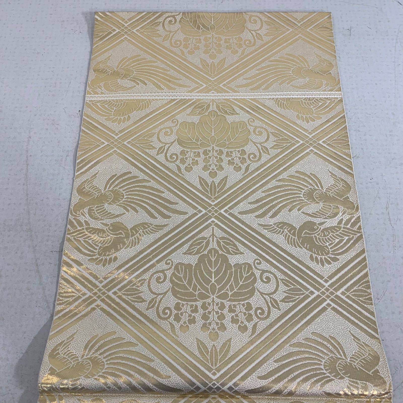 白×金 アラベスク模様