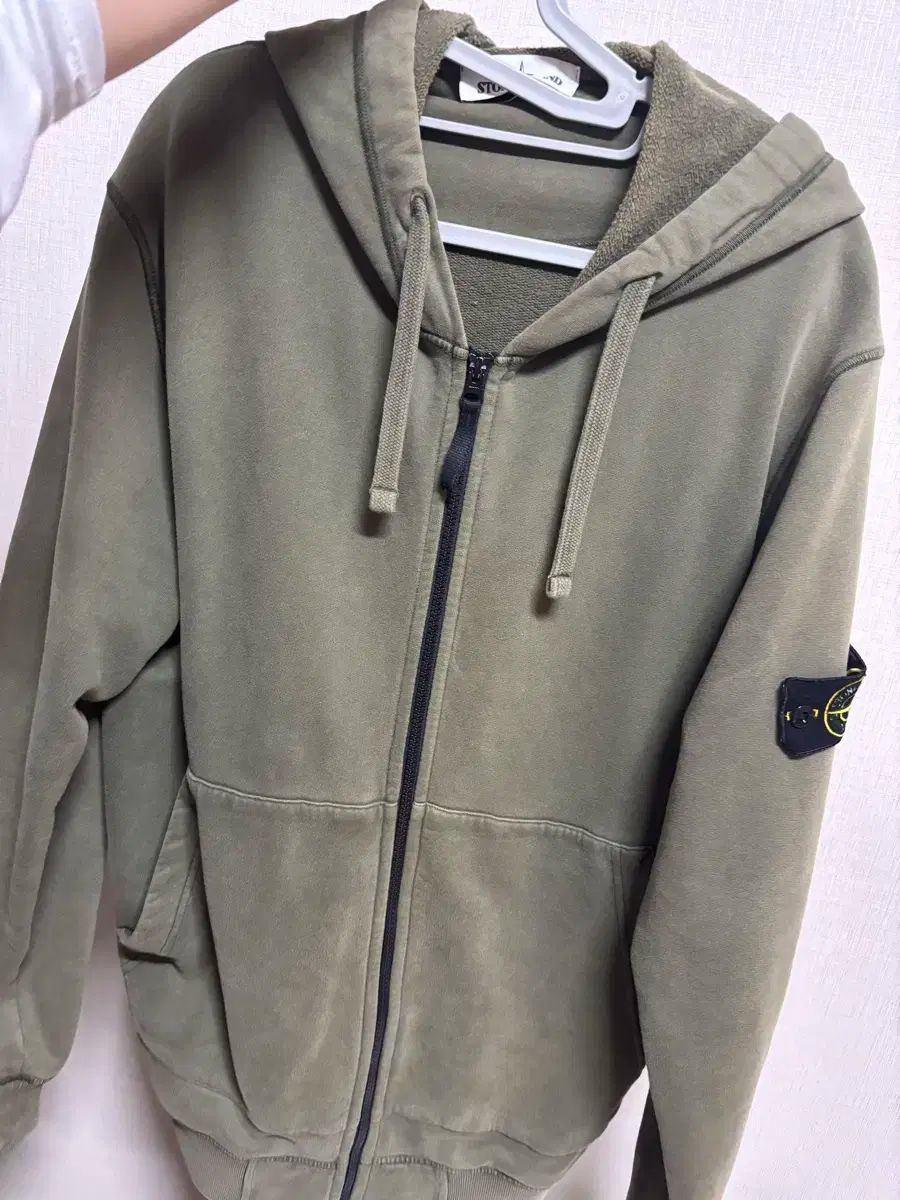 ストーンアイランド フルジップアップ フーディー カーキ