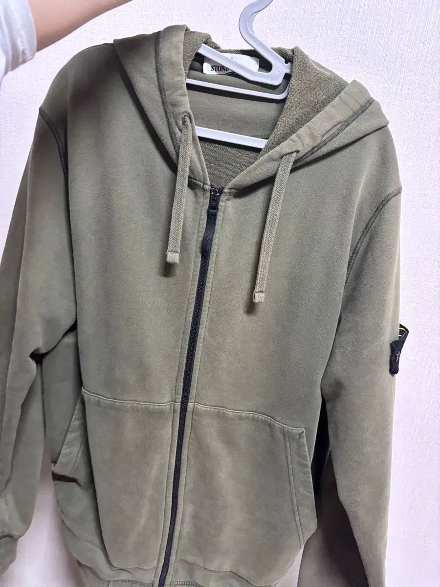 ストーンアイランド フルジップアップ フーディー カーキ