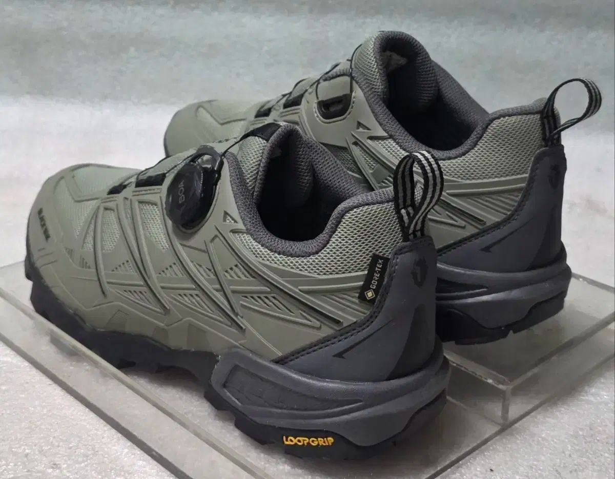 トレッキングシューズ