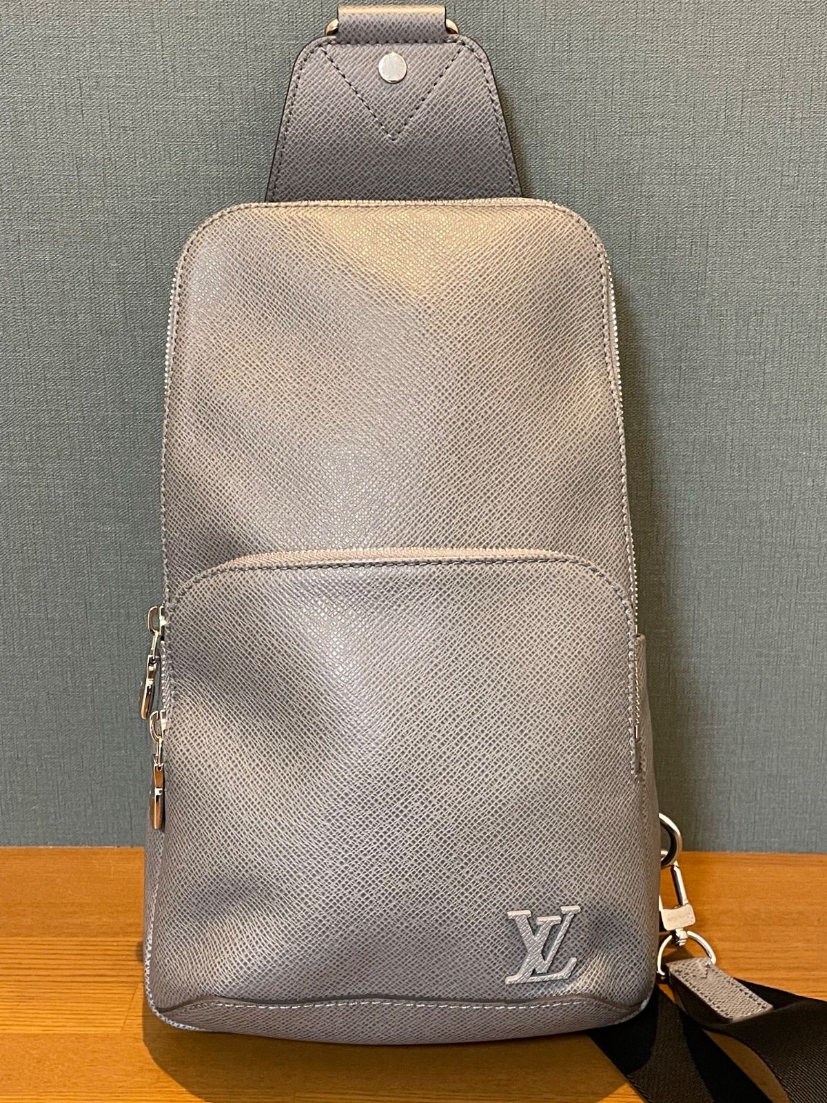 LOUIS VUITTON タイガ アヴェニュー スリング バッグ ボディ バッグ