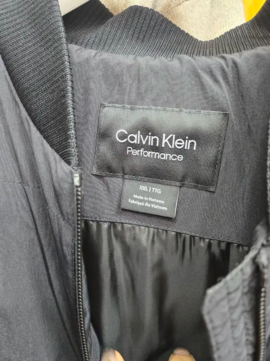 000233 カルバン クライン ブラック ダウン アウター