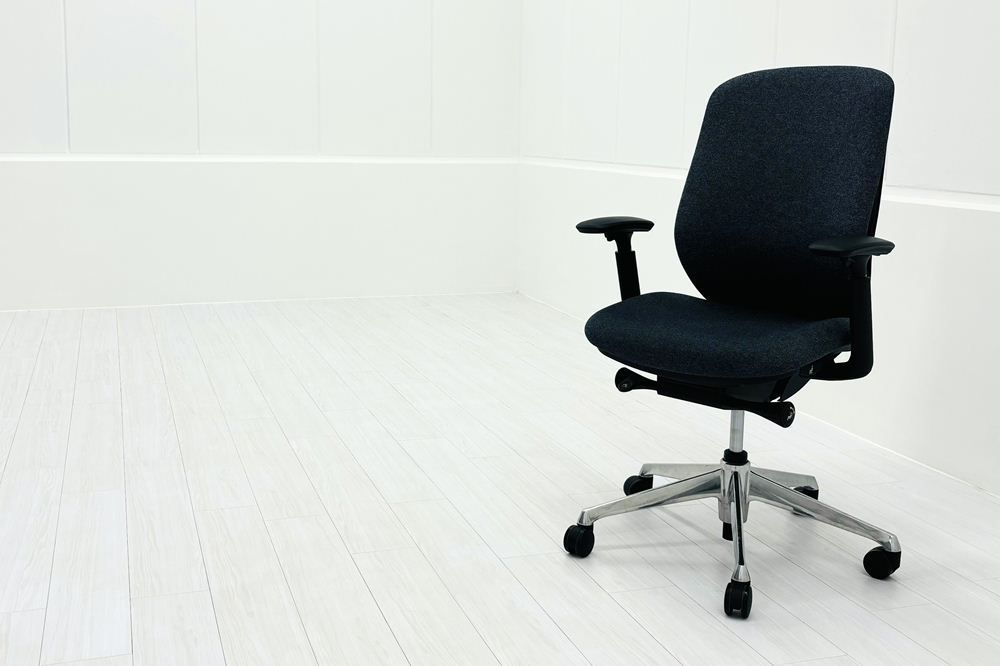 シルフィーチェア オカムラ 2017年製 ハイバック 可動肘 Sylphy クッション オフィス家具 オフィスチェア インディゴ A000003950