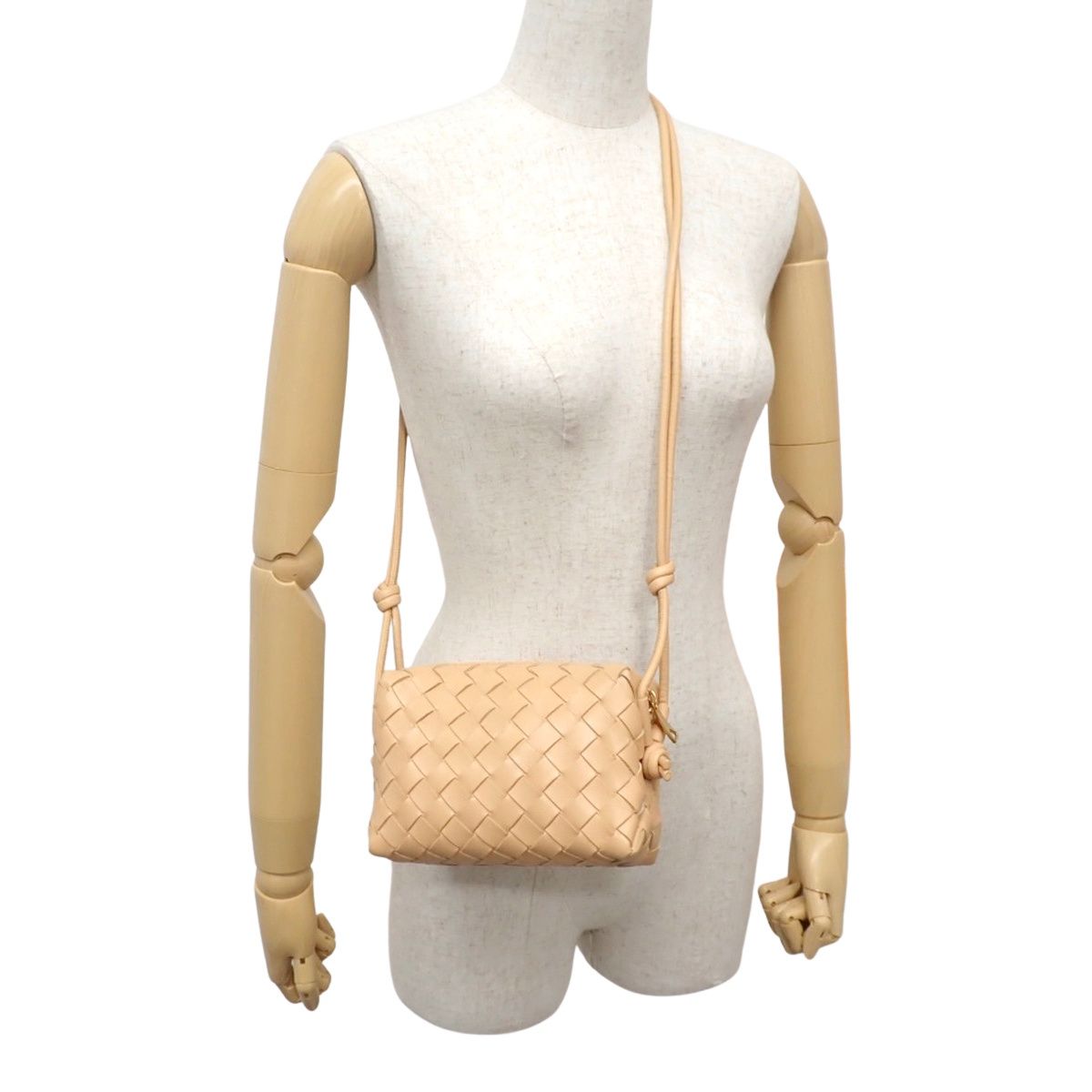 BOTTEGA VENETA ボッテガ ヴェネタ イントレチャート ミニ ループ カメラバッグ ショルダーバッグ 肩掛け 斜め掛け クロスボディバッグ ラムスキン ベージュ ゴールド金具 680254 レディース 40802159040 アラモード DECORATOM_COM_BR