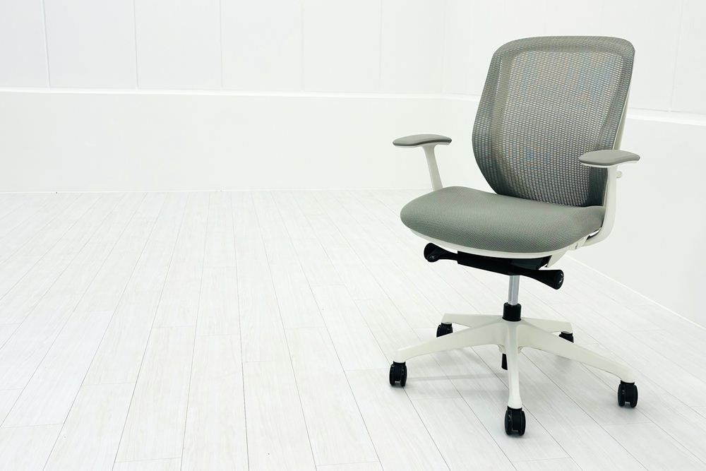 オカムラ シルフィーチェア 2017年製 ローバック 固定肘 Sylphy メッシュ オフィス家具 ライトグレー A000003953