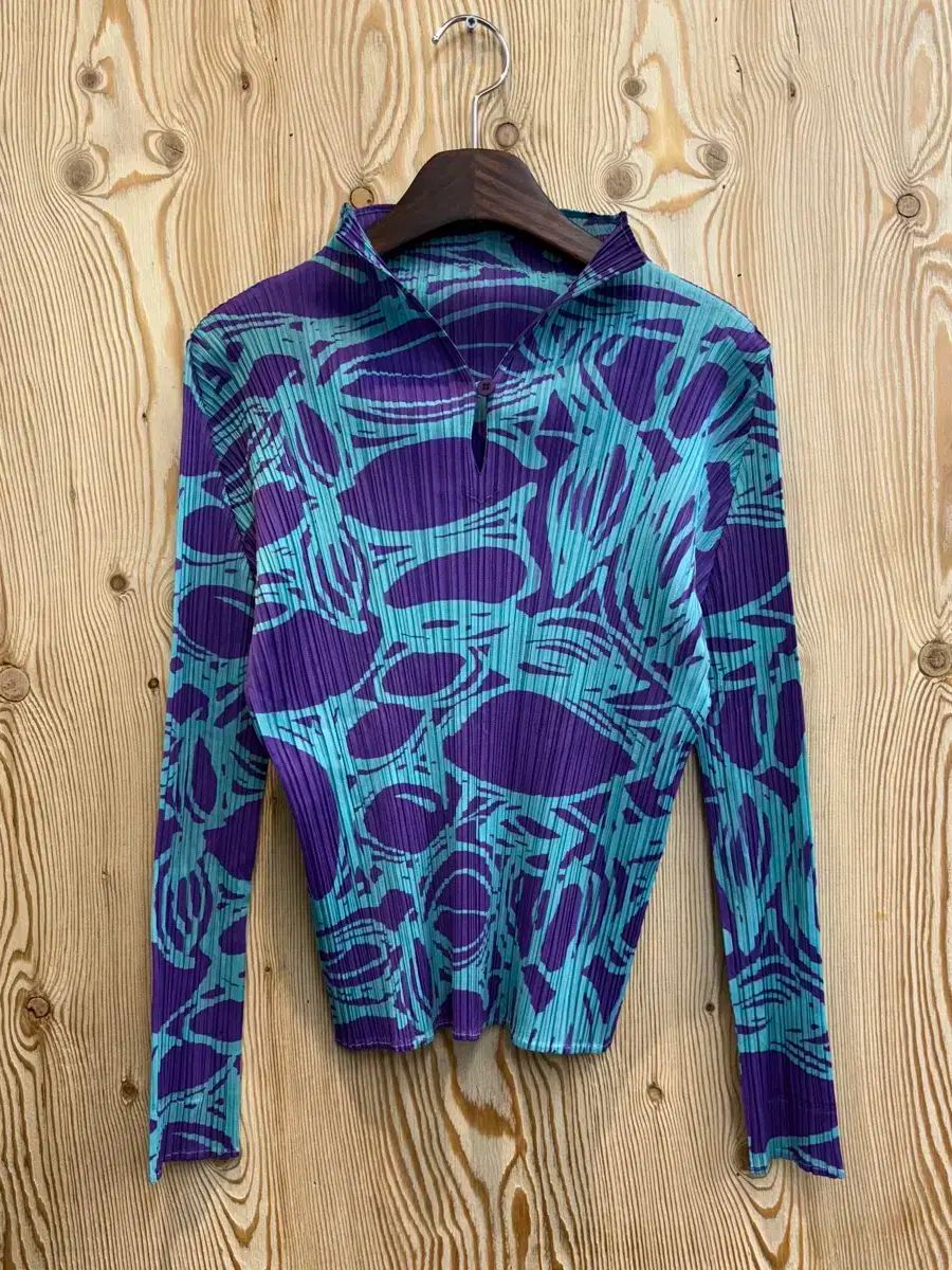 プリーツ プリーズ グラフィック トップス