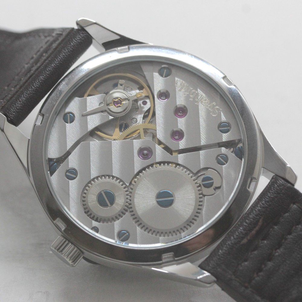 アラビア数字文字盤 スイス製手巻き式ムーブメント