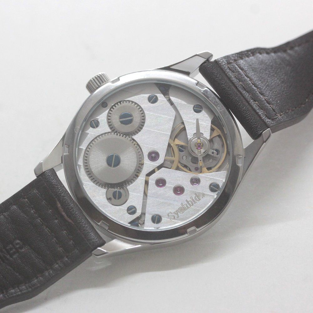 アラビア数字文字盤 スイス製手巻き式ムーブメント