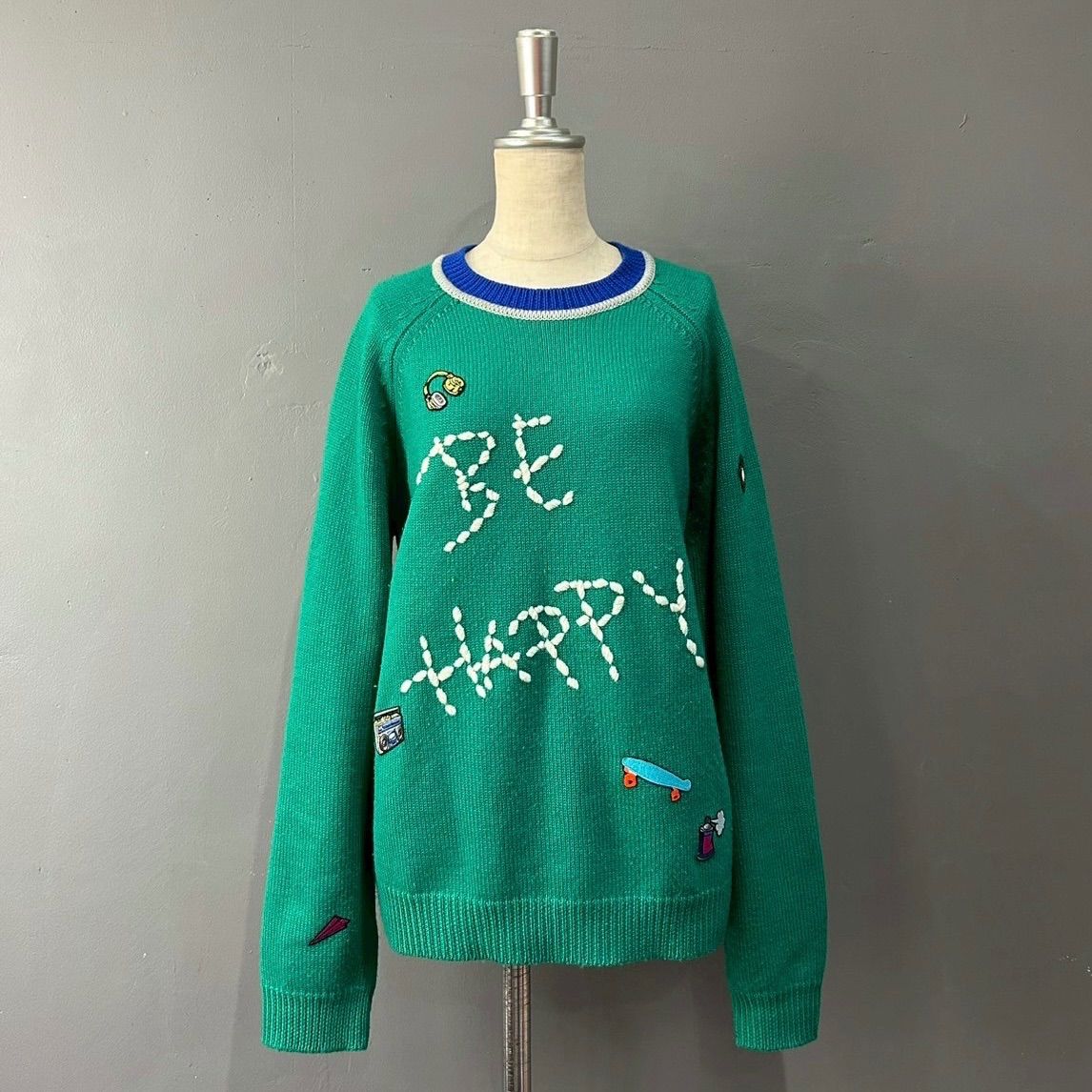 MIRA MIKATI BE HAPPY Sweater Wool Design ミラミカティ アローズ 別注 長袖 デザイン ニット セーター クルーネック メッセージ チェーンステッチ プルオーバー ウール グリーン 緑 レディース