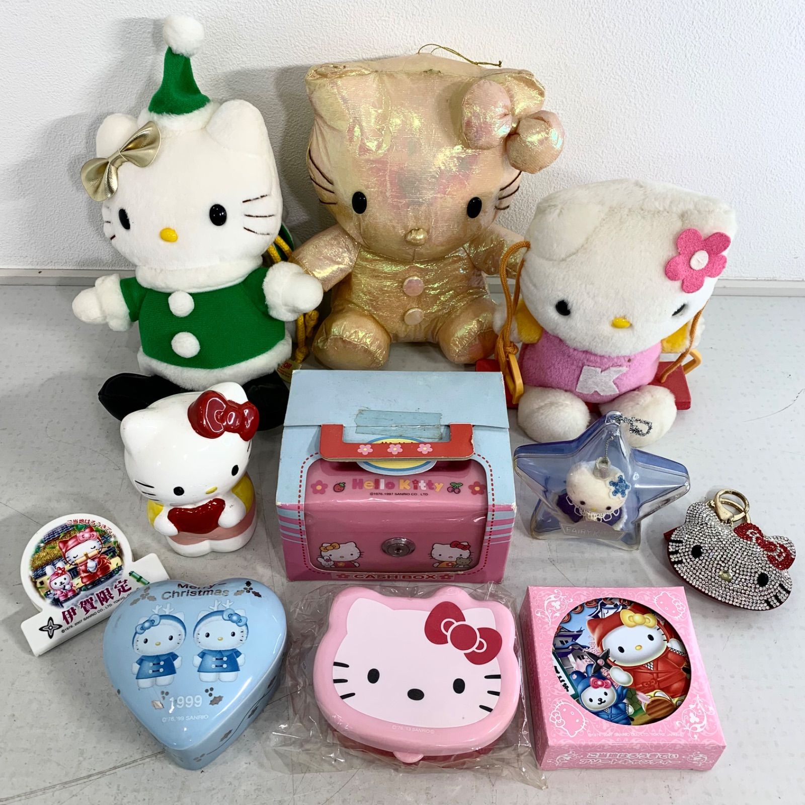 まとめ売り サンリオ ハローキティ ぬいぐるみ 缶バッジ キャッシュBOX 
