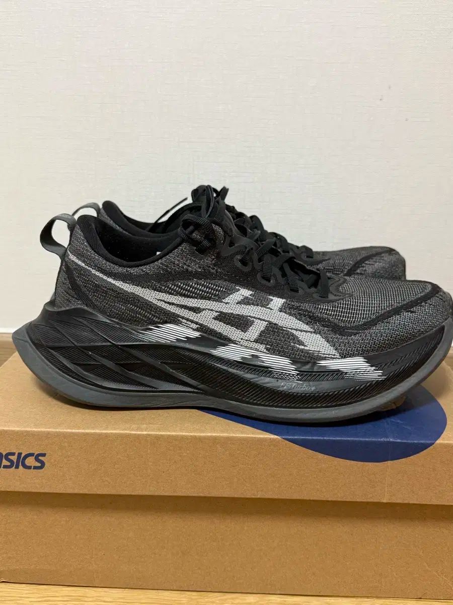 252 5 アシックス ブラック