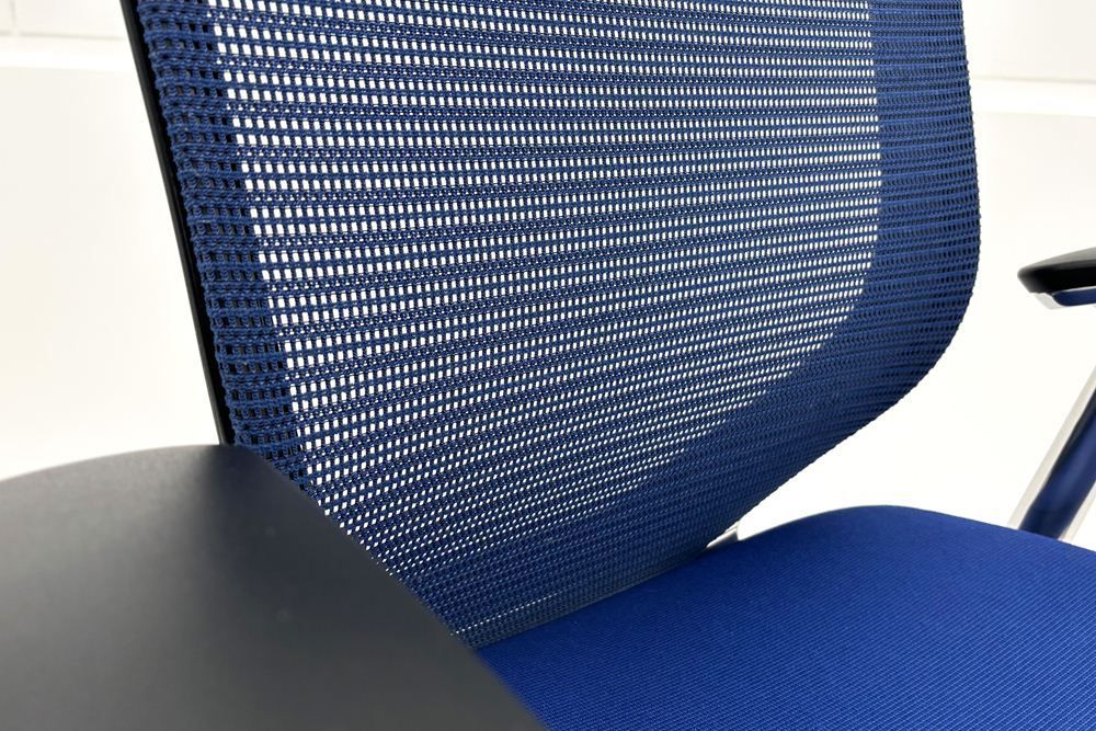 ミディアムブルー