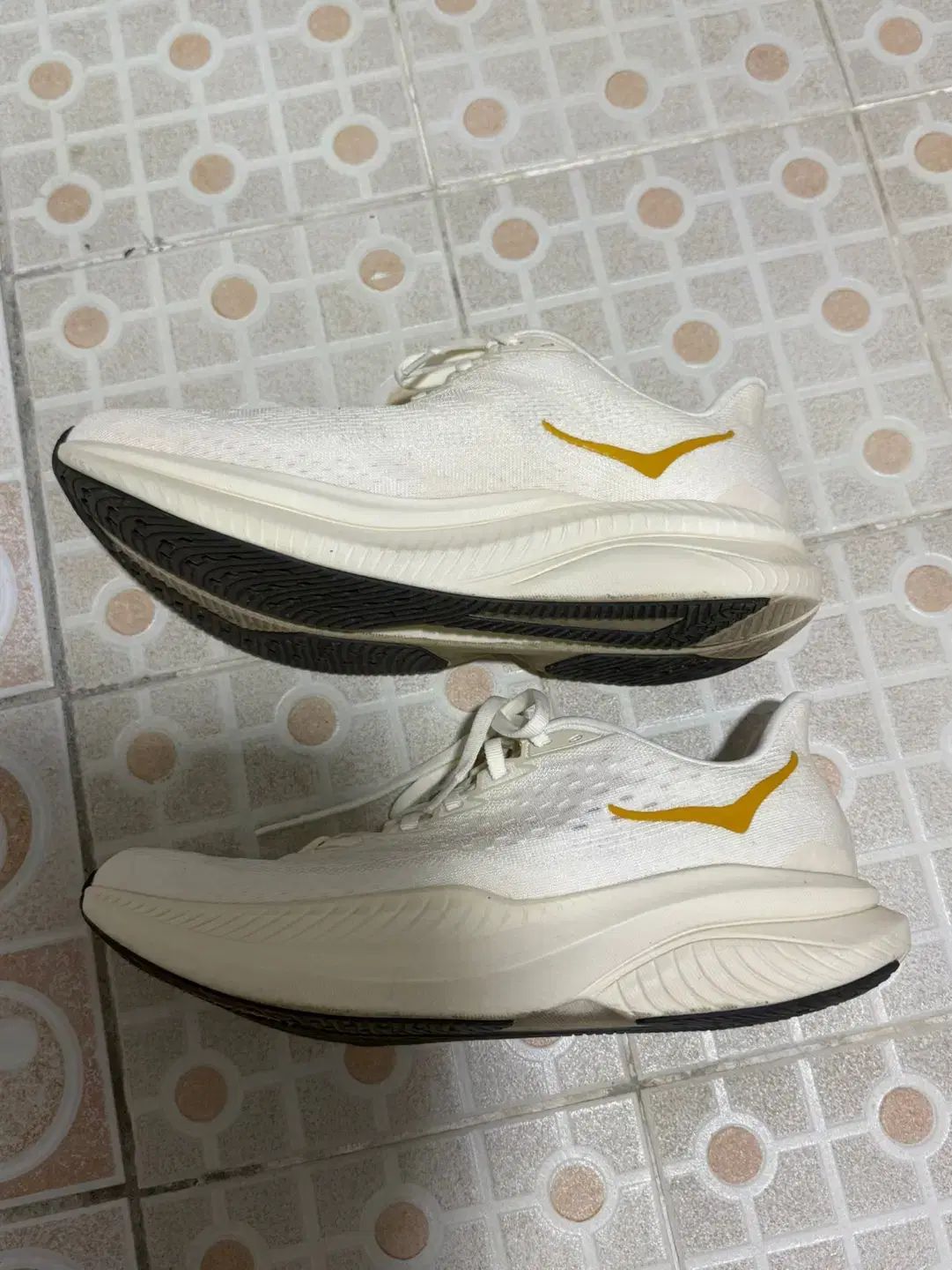 ホカオネオネ 麻