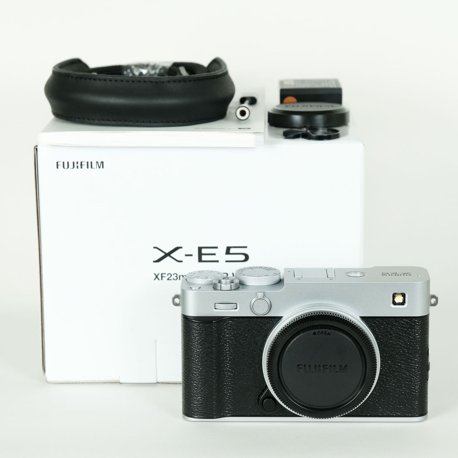 シャッター数240回 FUJIFILM X-E5 ボディ シルバー FUJIFILM Xマウント