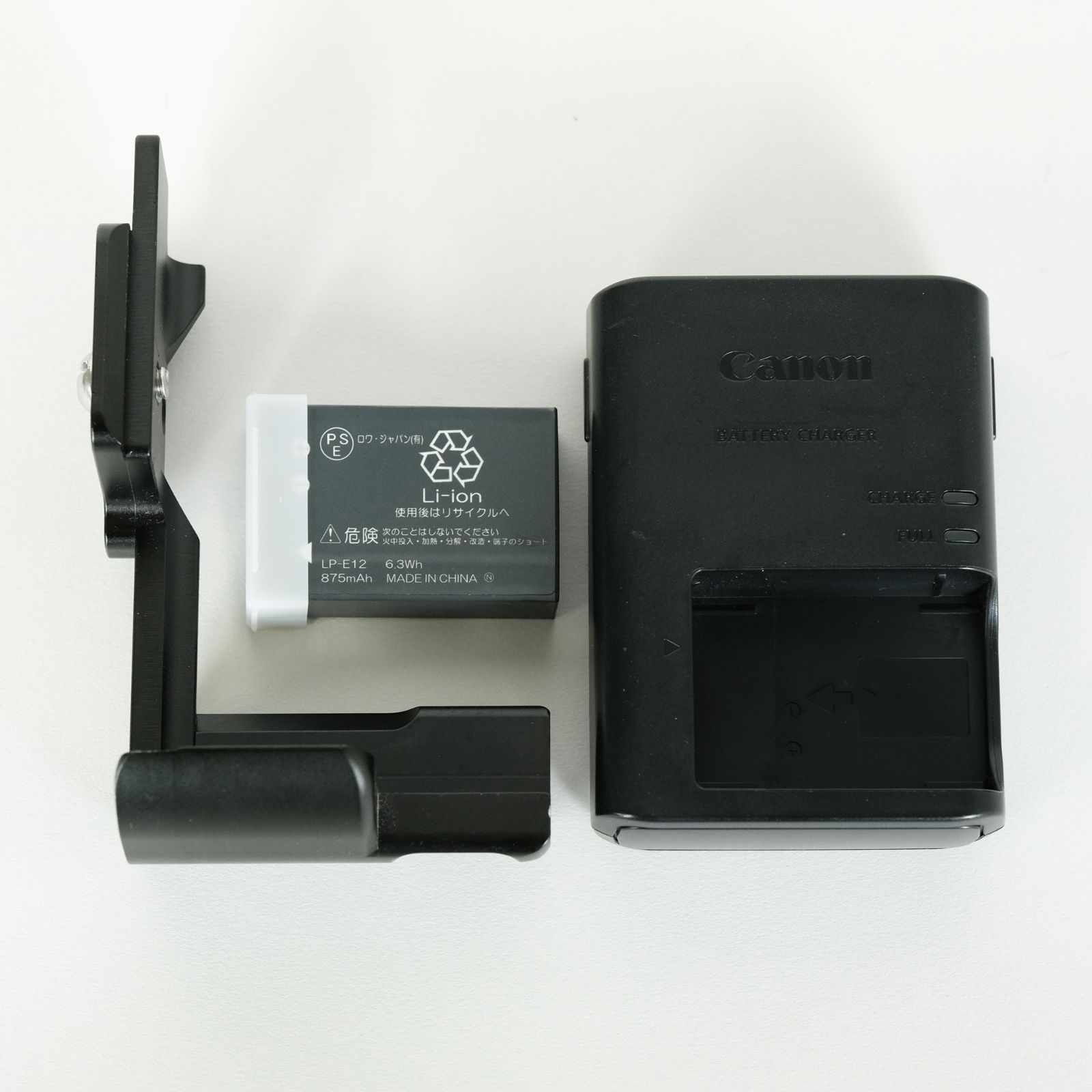  外付けグリップ付 Canon EOS M ボディ ブラック キヤノンEF Mマウント ミラーレス一眼 デジタルカメラ