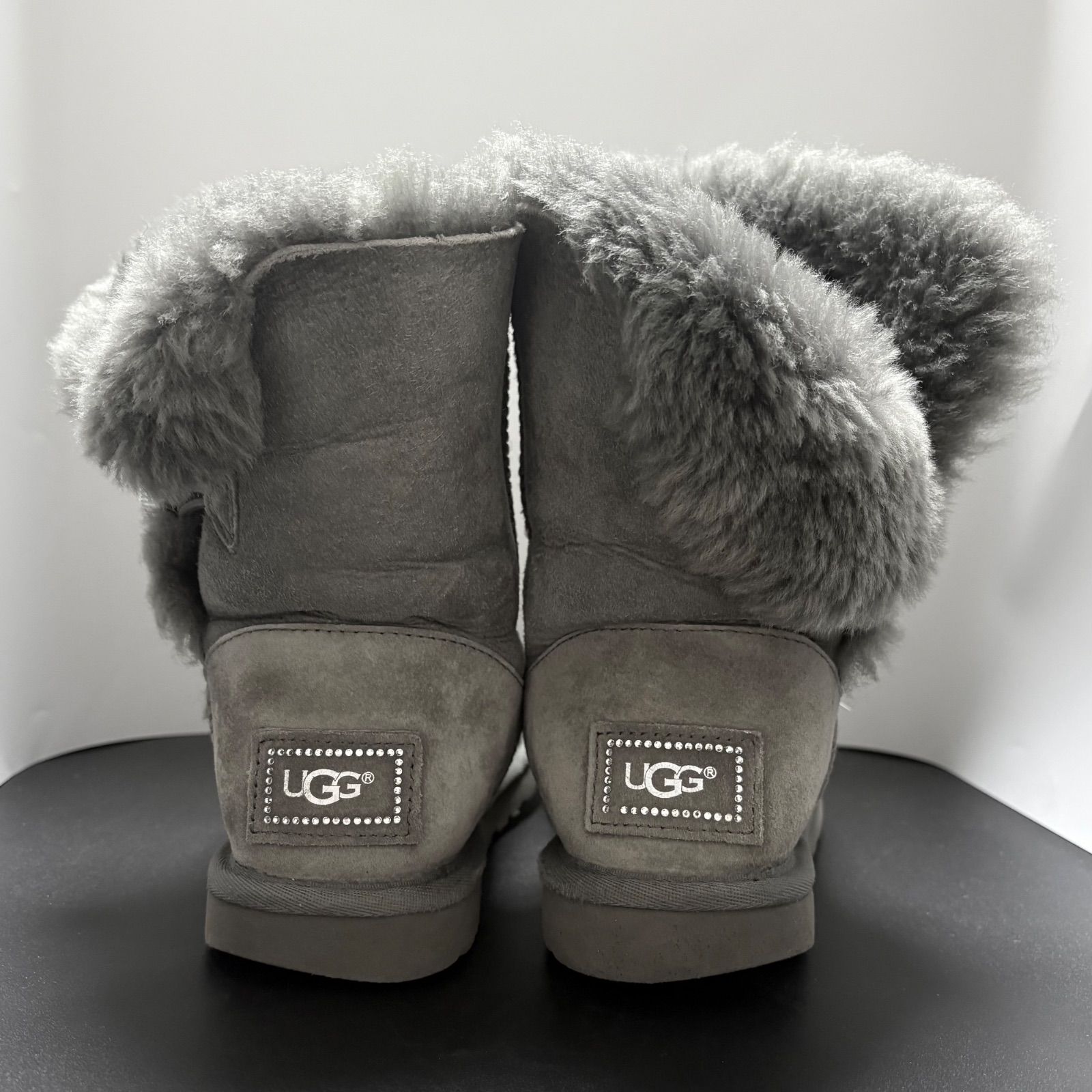 UGG ベイリーボタン ショートムートンブーツ スワロフスキー
