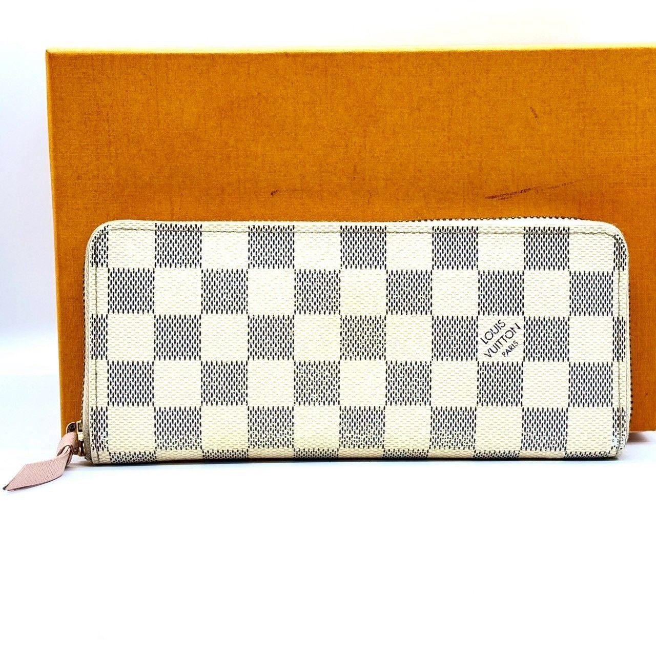 品格を纏う白の余韻 LOUIS VUITTON ルイヴィトン 長財布 ポルトフォイユ クレマンス ダミエ アズール ローズバレリーヌ ラウンドジップ レディース 白