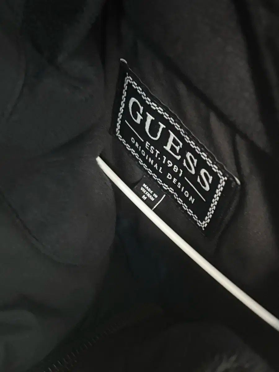 GUESS ゲス ショートダウン ブラック