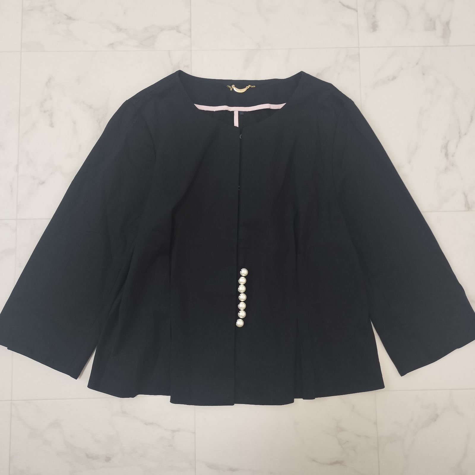 ローズティアラ ジャケット テーラードジャケット パール付きノーカラーブルゾン ローズティアラ ジャケット テーラードジャケット パール付きノー