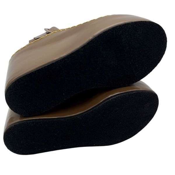 ベージュ ブラウン