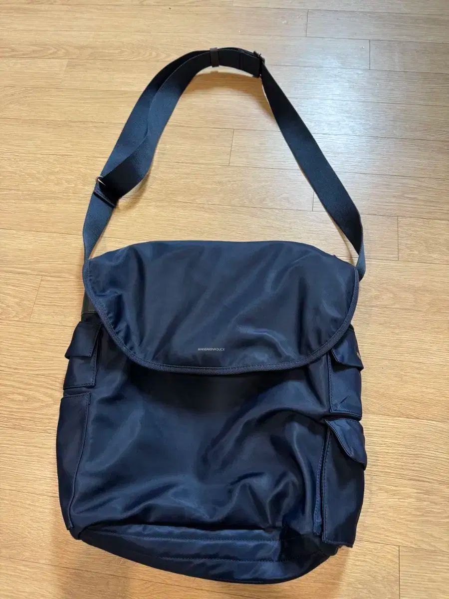 マンダリナダック ネイビー メッセンジャーバッグ クロスバッグ