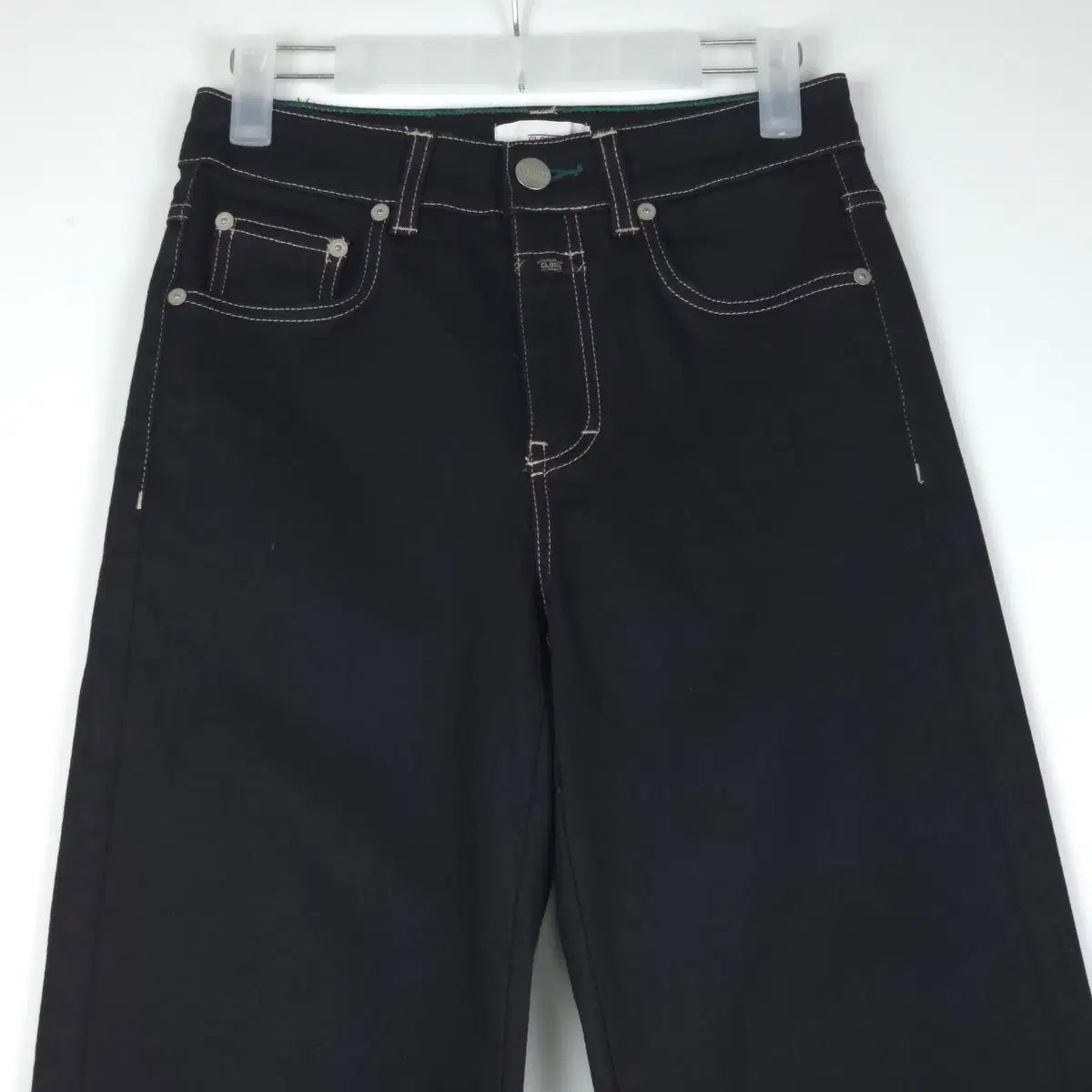 25 クローズド セミーワイドフィット デニムパンツ