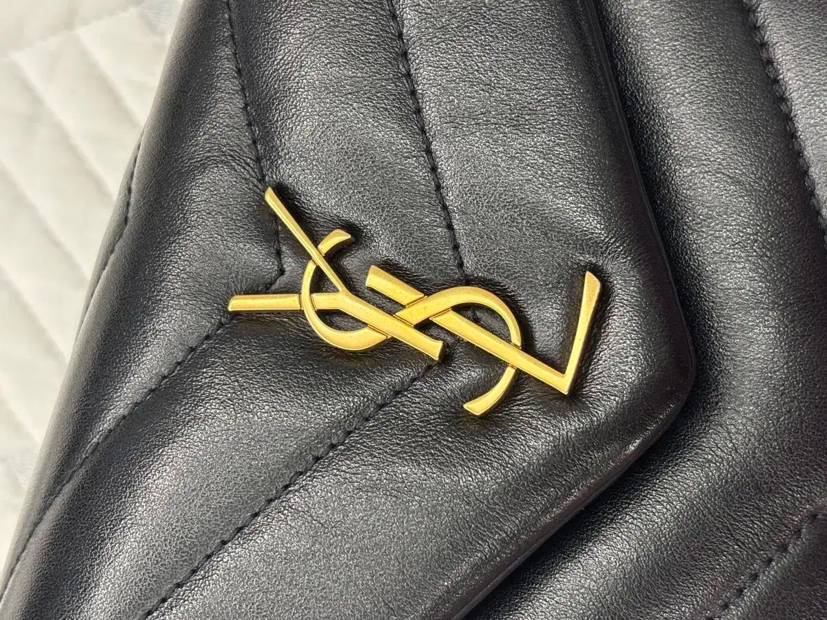 YVES SAINT LAURENT イヴ サンローラン ルルバッグ ゴールド ブラック