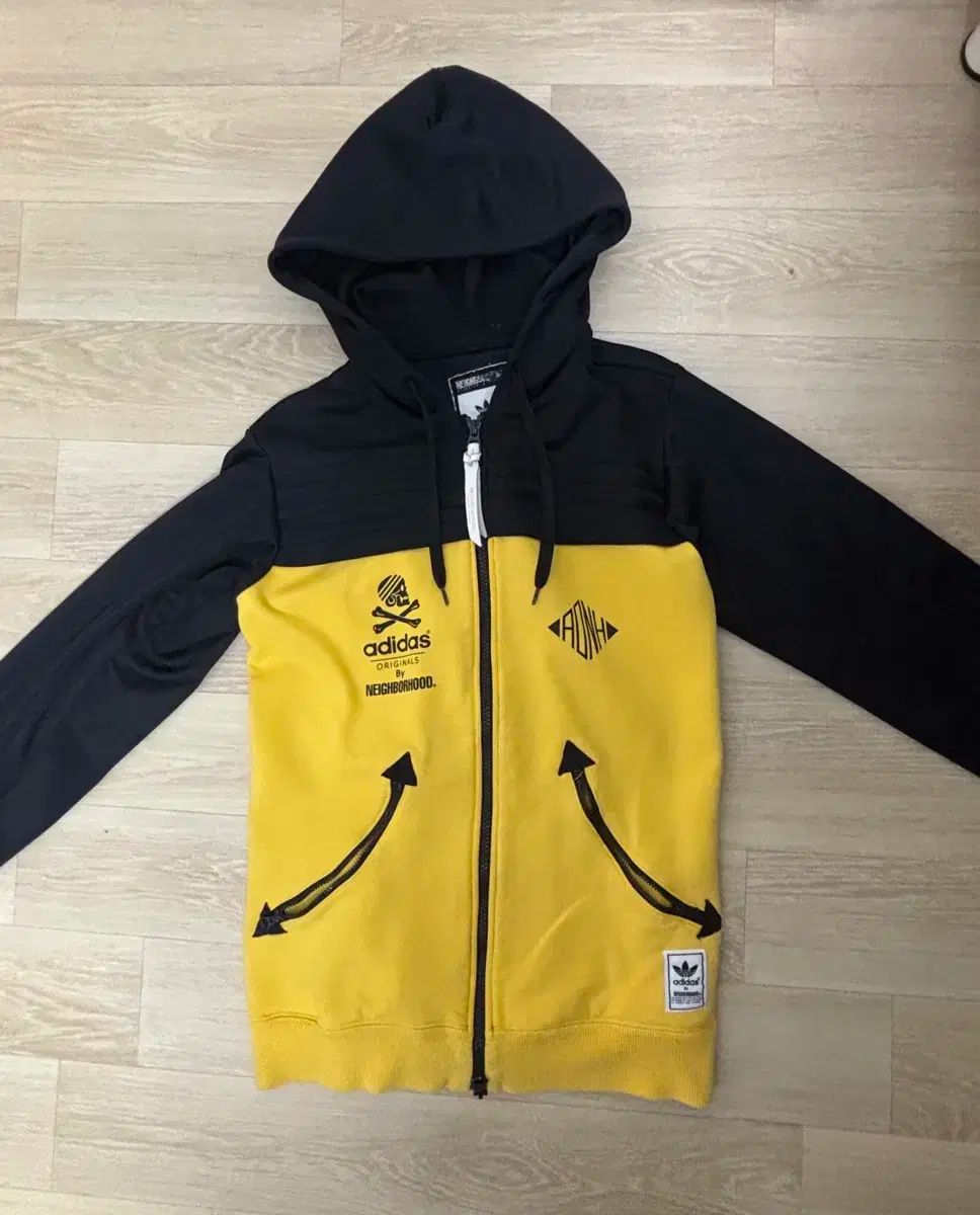 アディダス X neighborhood フードジップアップ