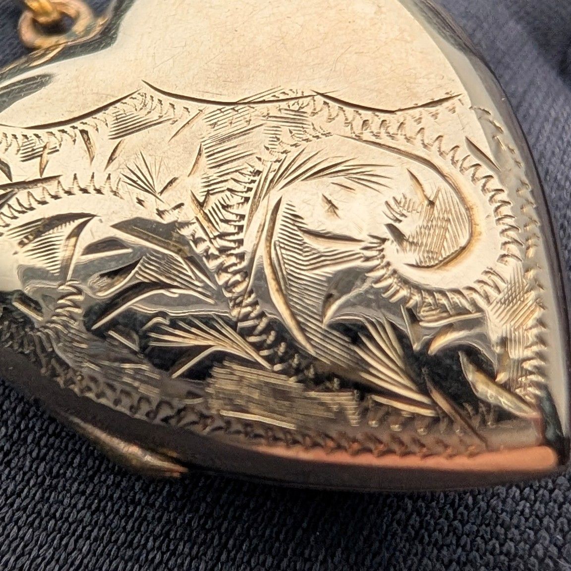 ハート型ロケットペンダント