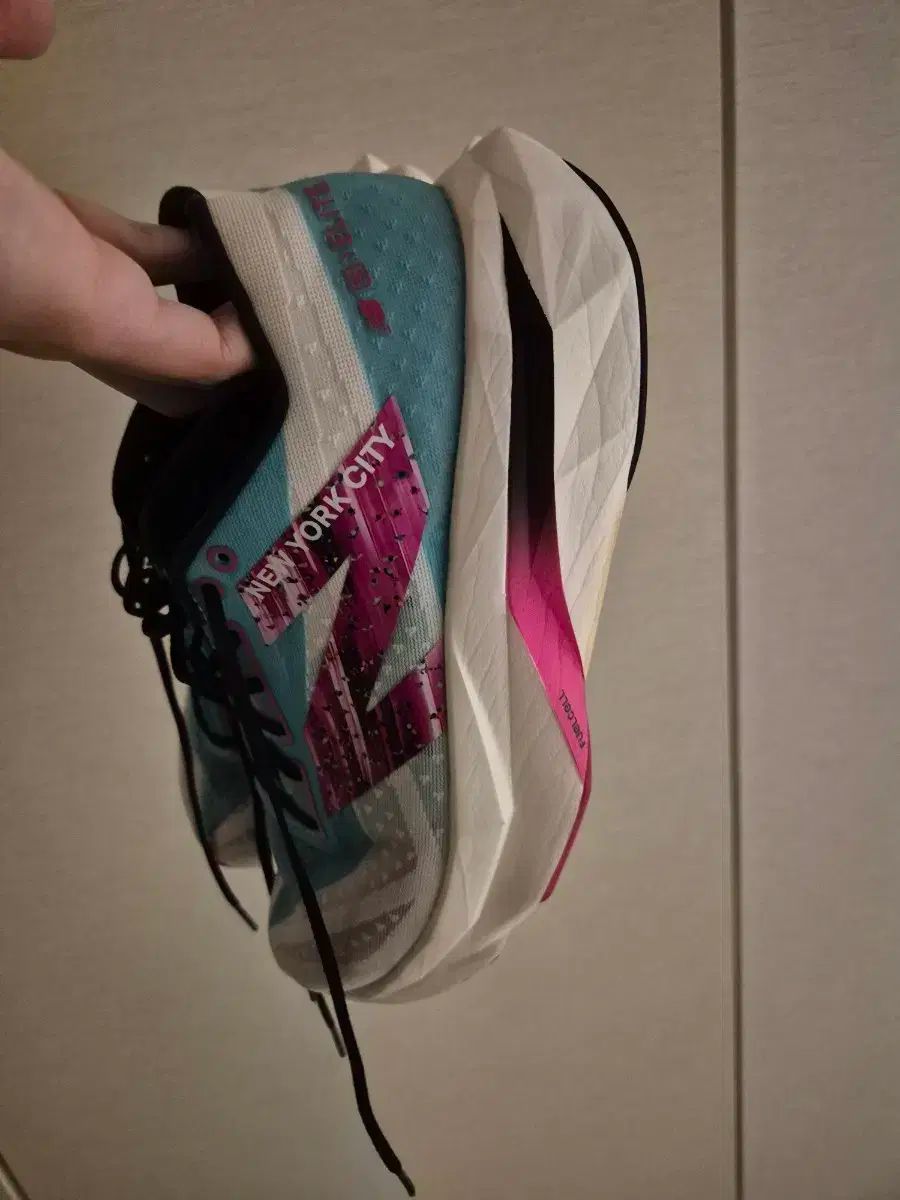 ニューバランス フューエルセル SC エリート V4 NYC ランニングシューズ 275