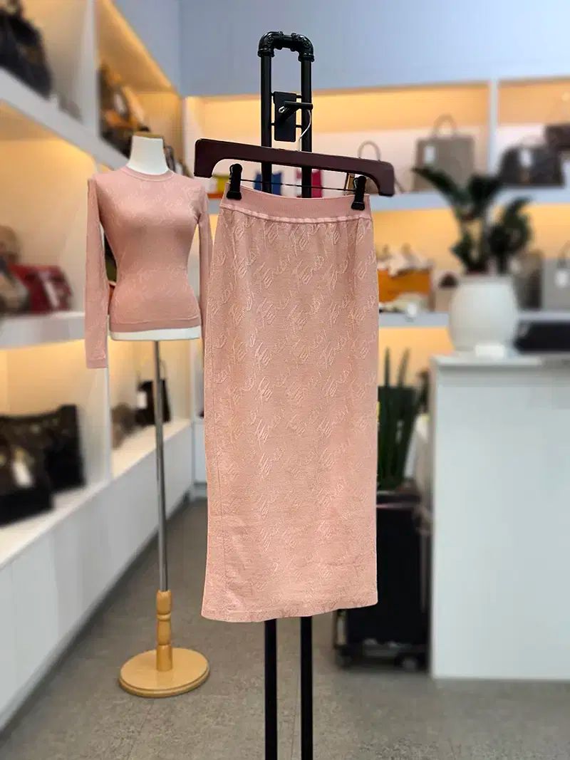 FENDI フェンディ オールオーバ ロゴ ニット 펜슬 スカート 36サイズ FZQ669 44 XS