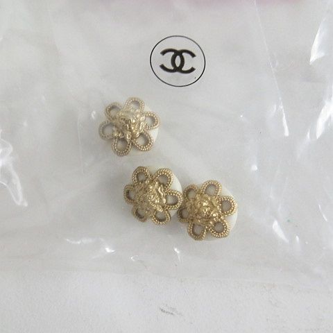 シャネル CHANEL 15A P51843 V31651 BLOUSE STRETCH JERSEY AW440 替えボタン 予備ボタン 3個 エクリュ系 フラワー モチーフ 金具