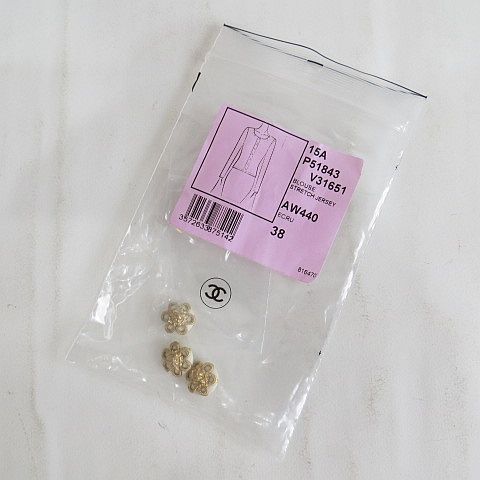 シャネル CHANEL 15A P51843 V31651 BLOUSE STRETCH JERSEY AW440 替えボタン 予備ボタン 3個 エクリュ系 フラワー モチーフ 金具