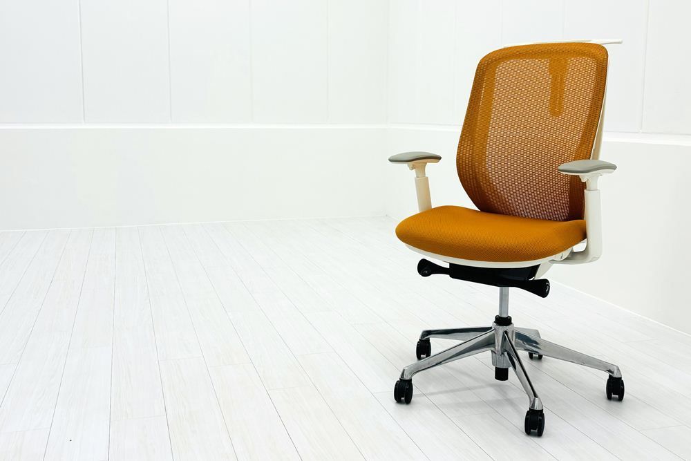 シルフィーチェア オカムラ 2016年製 ハイバック 可動肘 Sylphy クッション オフィス家具 オフィスチェア オレンジ A000003908