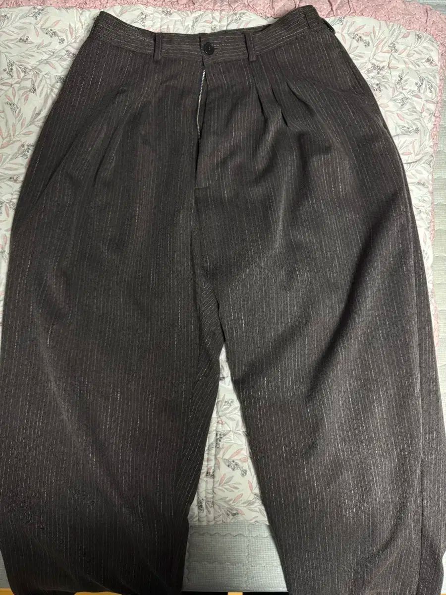 01 Karactor ヘリンボーン プリーツ ワイド パンツ マルーン