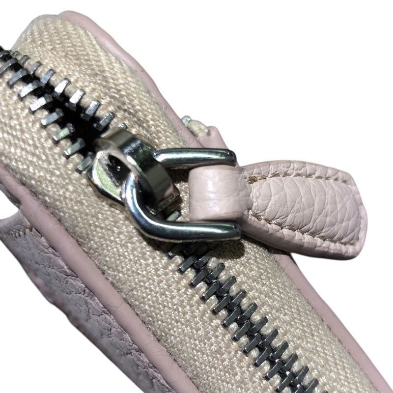 PRADA レザートライアングル